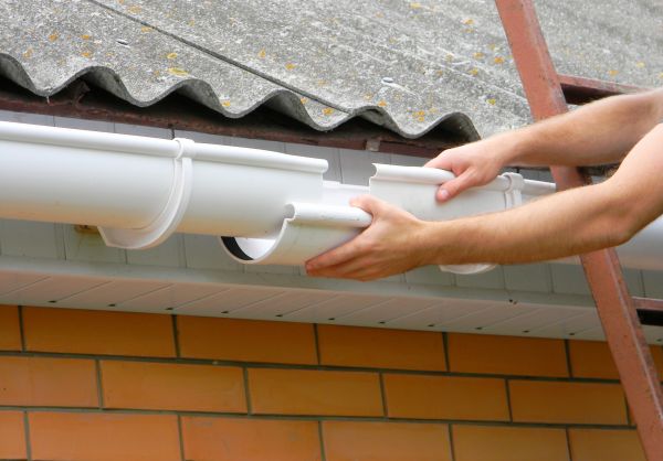 Gutter Hanging in Lady Lake